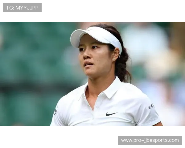 足球球星集体默哀悼念逝者传递温情与体育精神力量